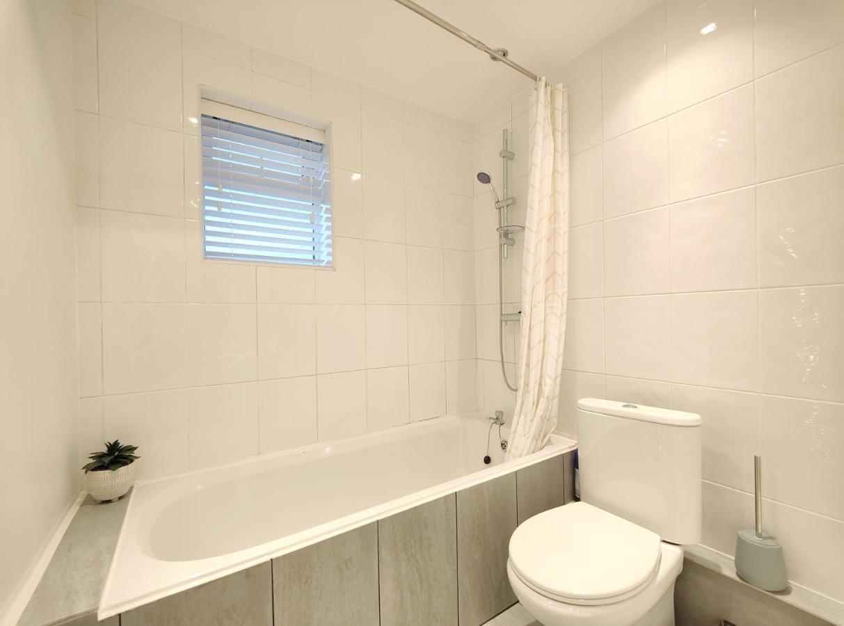 Stott House - Bright Spacious Townhouse 15 Minutes To Central Manchester With Free Parking Villa Exterior photo